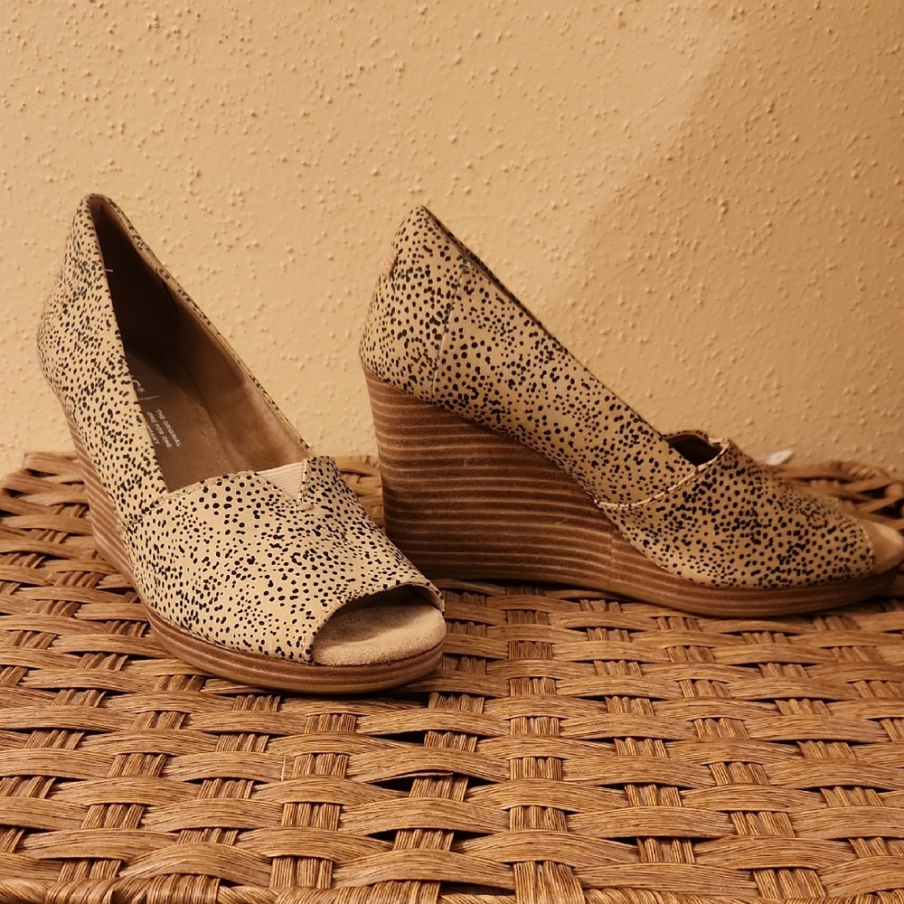 Toms Tan Wedge Shoes with Classic Peep Toe Design